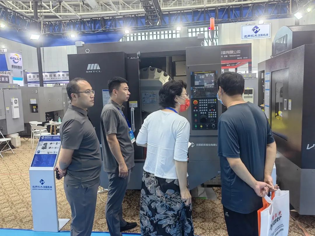 人气高涨驻足观看纷纷点赞备受关注:沈阳机床亮相烟台国际展